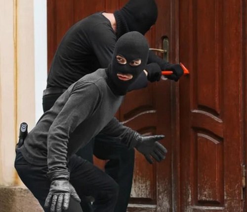 Sensational theft worth ₹2.5 crore from a locked house; thieves pose a major challenge to the police.
