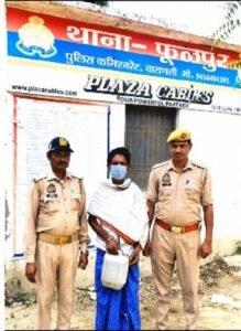 Phulpur police apprehended a smuggler with 5 liters of illicit country-made liquor.