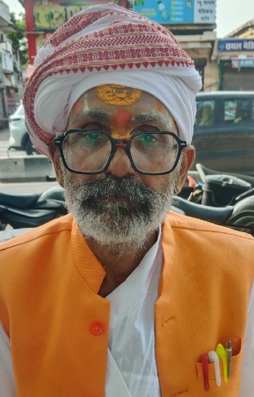 Social activist submits memorandum to Municipal Commissioner demanding removal of garbage.