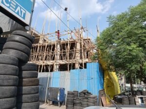 The system remains unmoved even after the Aliganj fire tragedy! A multi-story commercial building has come up in a narrow lane in Kaiserbagh, raising serious questions regarding fire safety.