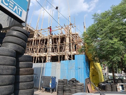 The system remains unmoved even after the Aliganj fire tragedy! A multi-story commercial building has come up in a narrow lane in Kaiserbagh, raising serious questions regarding fire safety.