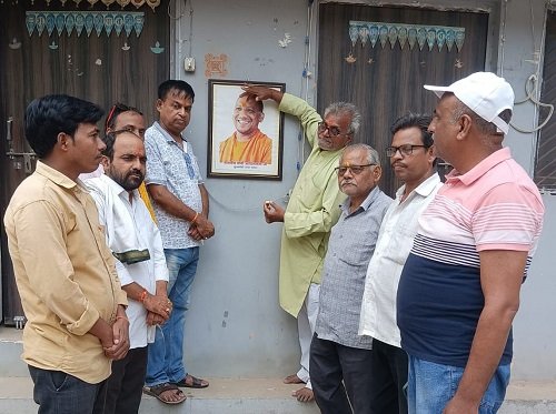 BJP workers celebrated CM Yogi's 54th birthday on the eve.