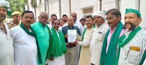 The BKU staged a massive protest demanding an end to the black marketing of urea and the declaration of wholesale rates.