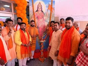 Pledge of service on Yogi Adityanath's birthday; hundreds of youths gather at blood donation camp.