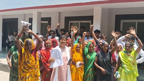 Plunder of rations meant for the poor; questions raised over the administration's silence; villagers compelled to appeal to the District Magistrate: Saroj Yadav.