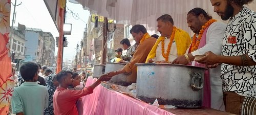 A Fair of Faith at Sankatmochan's Shrine: A Sea of ​​Devotees Flocks to Umesh Yadav's Community Feast