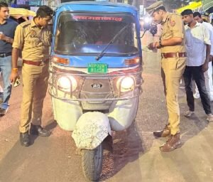 Lucknow: Intensive police checking drive at Charbagh late at night; documents of auto and e-rickshaw drivers inspected.