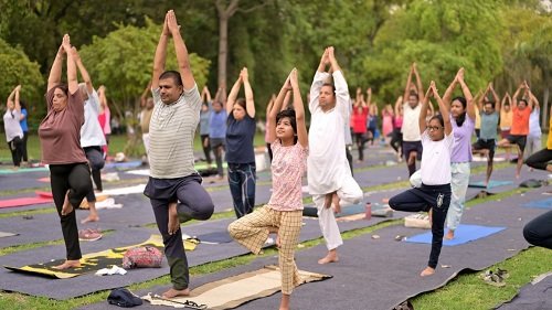 Over 100,000 people performed yoga online simultaneously, setting a historic record.