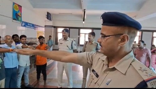 RPF's strict drive in Varanasi: Action taken against 19 auto-rickshaw drivers for illegal parking in no-parking zones; administered a pledge.