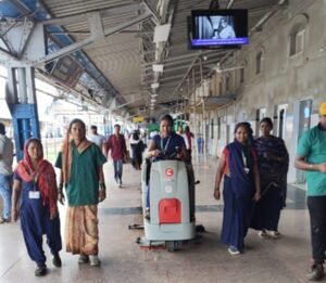 Launch of the "Swachhata Se Swagat" (Welcome with Cleanliness) campaign: Awareness rallies were held simultaneously at several stations across the Varanasi Division, conveying the message of cleanliness to passengers.