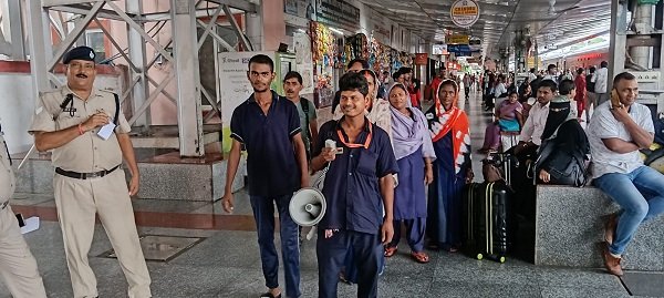 Launch of the "Swachhata Se Swagat" (Welcome with Cleanliness) campaign: Awareness rallies were held simultaneously at several stations across the Varanasi Division, conveying the message of cleanliness to passengers.