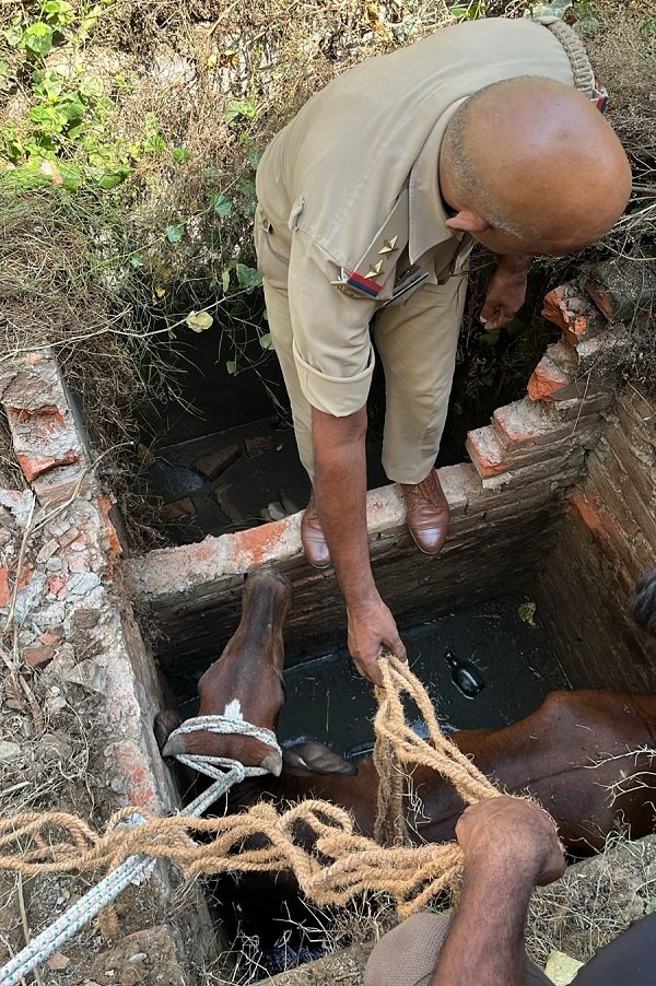 Lucknow: Sub-Inspector Sagir Khan sets an example of humanity.