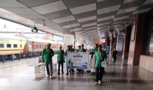 Launch of the "Swachhata Se Swagat" (Welcome with Cleanliness) campaign: Awareness rallies were held simultaneously at several stations across the Varanasi Division, conveying the message of cleanliness to passengers.