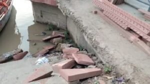 Ayodhya: Major negligence in a ₹3.67 crore beautification project! Stone debris dumped into the Saryu River at Guptar Ghat; devotees are slipping and getting injured.