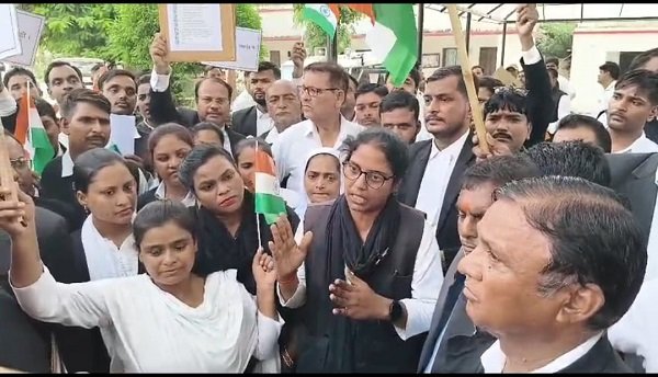 Advocates of the Faizabad Bar Association staged a vigorous protest in support of the Delhi student movement; they read out the Preamble to the Constitution and submitted a memorandum.