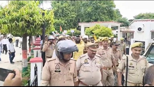 Advocates of the Faizabad Bar Association staged a vigorous protest in support of the Delhi student movement; they read out the Preamble to the Constitution and submitted a memorandum.