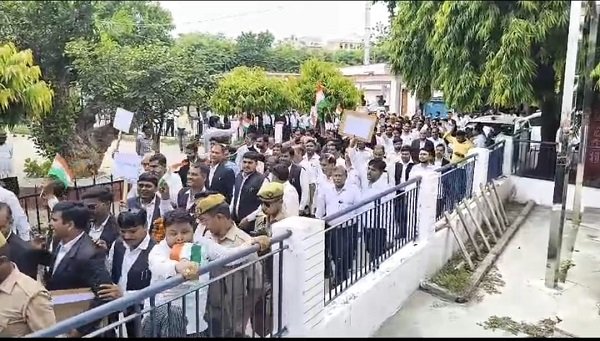 Advocates of the Faizabad Bar Association staged a vigorous protest in support of the Delhi student movement; they read out the Preamble to the Constitution and submitted a memorandum.
