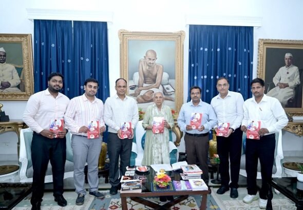 Governor Anandiben Patel released the book "Saathi Haath Badhana".