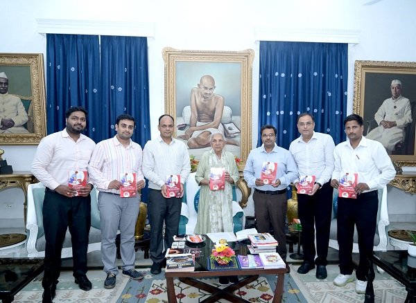 Governor Anandiben Patel released the book "Saathi Haath Badhana".