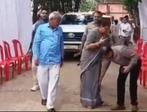 Video of Hathras CMO touching the feet of an MLA and the BJP District President goes viral; sparks debate on social media.