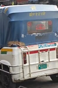 Illegal e-rickshaw charging in the middle of the intersection beneath the Nishatganj flyover poses a risk of a major accident.