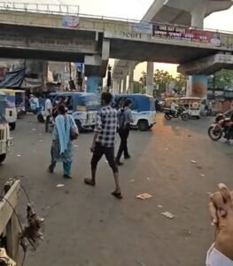 Illegal e-rickshaw charging in the middle of the intersection beneath the Nishatganj flyover poses a risk of a major accident.