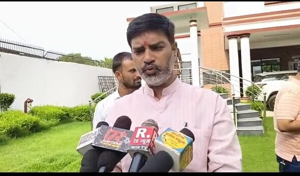 Ayodhya: Zila Panchayat President takes charge as administrator; Roli Singh assumes office in Ayodhya.