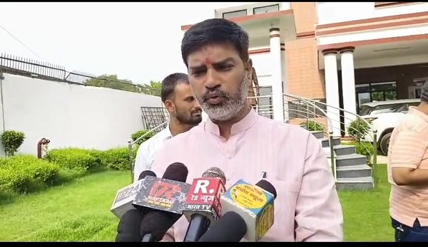 Ayodhya: Zila Panchayat President takes charge as administrator; Roli Singh assumes office in Ayodhya.