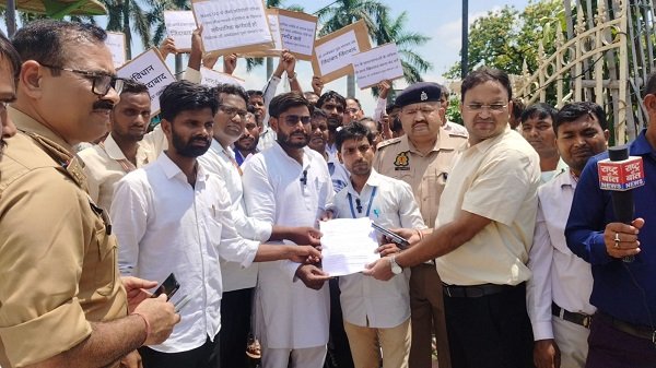 A memorandum was submitted to the City Magistrate today at Gandhi Park, Civil Lines, under the aegis of the Dr. Ambedkar Yuva Sangathan, UP.