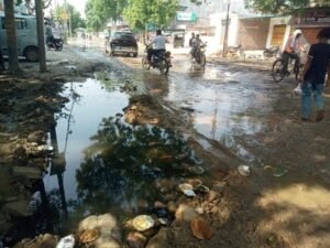 The 'dirty game' of alleged NHAI negligence! Highway sewage spills onto the road; public in distress.