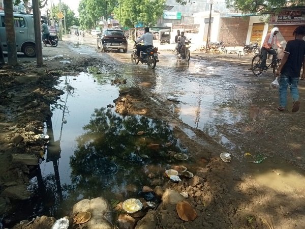 The 'dirty game' of alleged NHAI negligence! Highway sewage spills onto the road; public in distress.