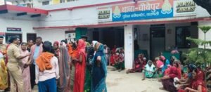 Uproar at Chaubepur police station: Accusation of implicating son in a fabricated case; accused's mother arrives with a group of women.