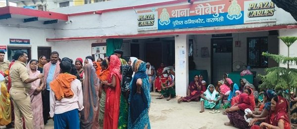Uproar at Chaubepur police station: Accusation of implicating son in a fabricated case; accused's mother arrives with a group of women.