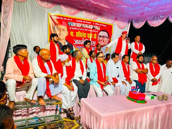 A grand birthday celebration for Akhilesh Yadav was held in Saidpur; a cake was cut and sweets were distributed.