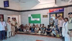 'Begging-free Kashi' campaign at Varanasi station: 35 individuals involved in begging sent to 'Apna Ghar Ashram'.