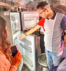 DRM inspects the pantry car of the Banaras–Hadapsar Amrit Bharat Express; issues strict instructions regarding food quality and hygiene.
