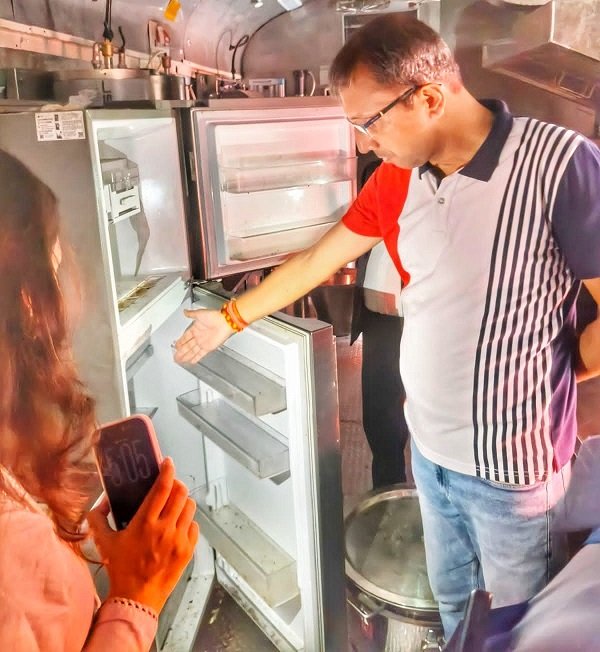 DRM inspects the pantry car of the Banaras–Hadapsar Amrit Bharat Express; issues strict instructions regarding food quality and hygiene.
