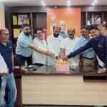 Lucknow: Office bearers of the Uttar Pradesh Adarsh ​​Vyapar Mandal celebrated the birthday of Lucknow MP and Union Defence Minister Rajnath Singh with great enthusiasm.
