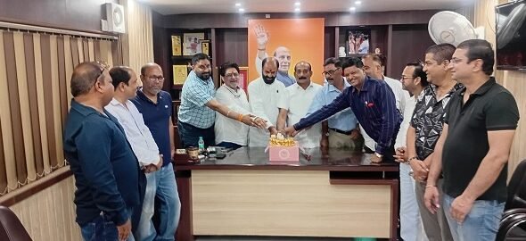 Lucknow: Office bearers of the Uttar Pradesh Adarsh ​​Vyapar Mandal celebrated the birthday of Lucknow MP and Union Defence Minister Rajnath Singh with great enthusiasm.