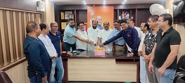 Lucknow: Office bearers of the Uttar Pradesh Adarsh ​​Vyapar Mandal celebrated the birthday of Lucknow MP and Union Defence Minister Rajnath Singh with great enthusiasm.