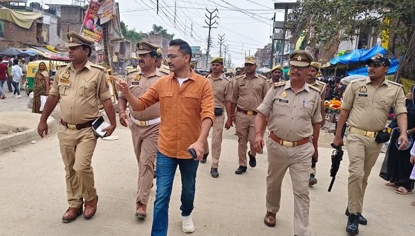 SP Akash Patel took to the streets in Mughalsarai, conducting a foot patrol and issuing a stern warning to encroachers as well as auto-rickshaw and Toto drivers.