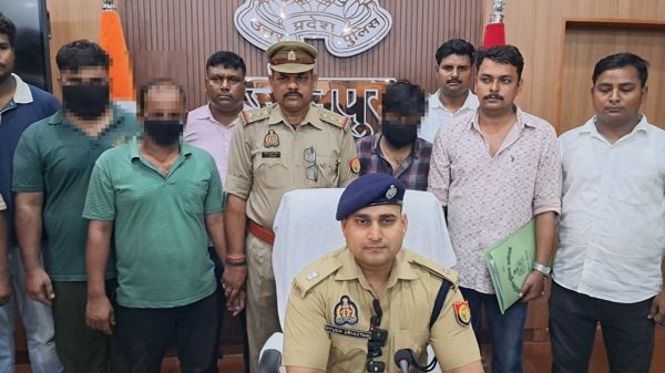 Three members of an organized online fraud gang arrested; ₹92,000 in cash and 10 fake Aadhaar cards recovered.