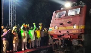 Halt for Patliputra-Gorakhpur Mail begins at Kathkuiyan station; local residents gain a major rail facility.