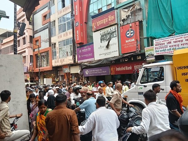 Reaching the deity's abode becomes difficult: Hours-long traffic jam on the Kashi Vishwanath Temple route; questions raised about the arrangements.