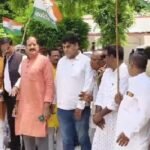 Protesting against the fertilizer crisis, smart meters, and the lathi-charge on students, the Congress staged a demonstration at the district courts and submitted a memorandum to the City Magistrate.