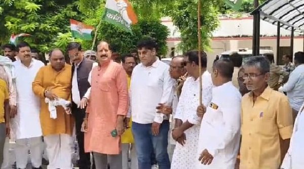 Protesting against the fertilizer crisis, smart meters, and the lathi-charge on students, the Congress staged a demonstration at the district courts and submitted a memorandum to the City Magistrate.