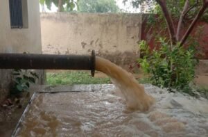Jal Jeevan Mission fails in Basantpatti! Dirty water mixed with sand and gravel has been spewing from the borehole for three weeks; villagers are dying of thirst.