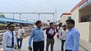 DRM conducts surprise inspection at Jaunpur Junction; officials reprimanded for shortcomings; instructions issued to rectify issues within a week.