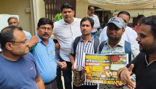 Major action by Varanasi police against investment fraud; event halted upon ACP's arrival.