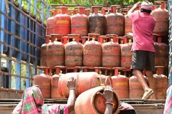 PNG gas to be available soon in Varanasi railway colonies; MoU signed between North Eastern Railway and GAIL India.